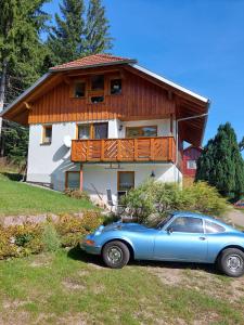 ein blaues Auto, das vor einem Haus parkt in der Unterkunft Urlaub an der Grenze in Lauterbach