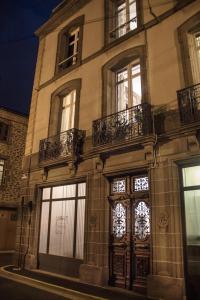 サン・フルールにあるLa Maison d'Adelaïdeの窓とドアのある大きな建物