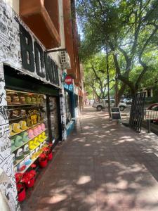 una tienda en una acera al lado de una calle en La mejor ubicación y todo nuevo en Mendoza