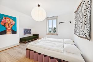 una camera con un grande letto di Villa Bellevue Rüschlikon a Rüschlikon