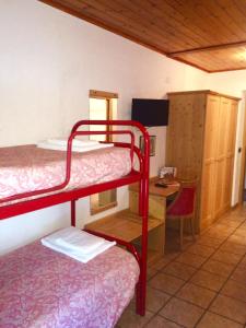 Двухъярусная кровать или двухъярусные кровати в номере Hotel Rifugio Sores