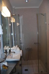La salle de bains est pourvue d'une douche, d'un lavabo et d'un miroir. dans l'établissement room "butterfly" in a neoclassical house, à Kastoria