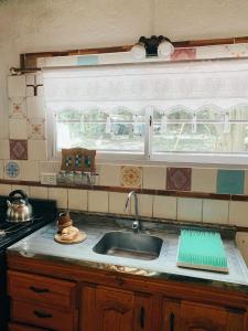 un comptoir de cuisine avec un évier et une fenêtre dans l'établissement Villa La Isolina, à Villa Giardino