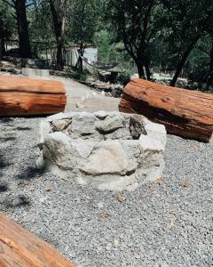 dos troncos sentados sobre una roca en Villa La Isolina en Villa Giardino