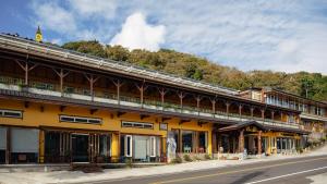 un edificio sul lato di una strada accanto a una strada di Dragon Manor Resort a Ren'ai