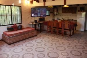 a living room with a kitchen and a table and chairs at Vista del sol in Villa Ciudad Parque