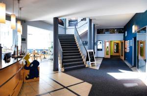 einen Flur mit einer Treppe in einem Gebäude in der Unterkunft Familienhotel Citylight in Berlin