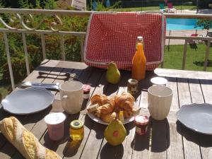 einen Picknicktisch mit einem Teller Essen drauf in der Unterkunft Ecrin d' Amour in Castels