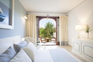 מיטה או מיטות בחדר ב-Hotel Baia Di Nora
