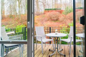 a balcony with a table and chairs on a deck at Villa Lena mit Fahrstuhl und Bäcker im Haus, direkt an der Flaniermeile in Ostseebad Sellin