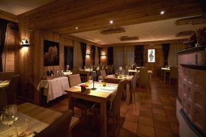 阿夏戈的住宿－Hotel Ristorante Pennar，一间在房间内配有桌椅的餐厅