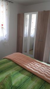 Rúm í herbergi á Apartman Gorski raj minimum 2 nocenja