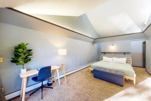 En eller flere senge i et værelse på Riverbend Retreat