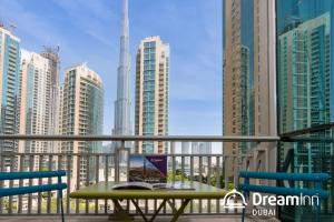 d'une table et de chaises sur un balcon avec vue sur la ville. dans l'établissement Dream Inn Apartments - Boulevard Central, à Dubaï