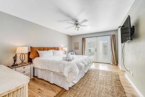 a bedroom with a bed and a ceiling fan at Warm Welcomes on Wahalla Lane in Glendale