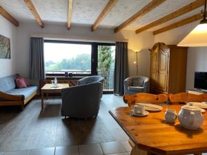 - un salon avec un canapé et une table dans l'établissement Landhotel Lortz, à Reichelsheim