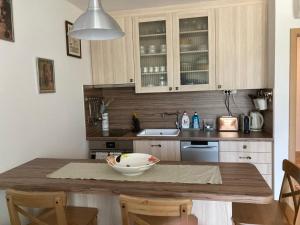 Kjøkken eller kjøkkenkrok på Beatrix apartman