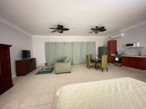 sala de estar con cama y mesa con sillas en Sandpiper Beach Apartments, en Palm-Eagle Beach