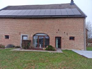PlombièresにあるGite des étangs à Montzenの屋根に太陽光パネルを敷いた家