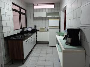 Cuisine ou kitchenette dans l'établissement Ap a 30m da Praia dos Ingleses