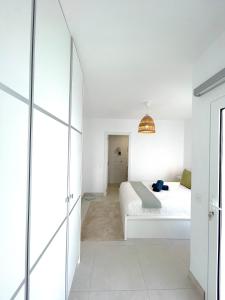una camera bianca con letto e specchio di Marco´s Senator Suite a Costa Teguise
