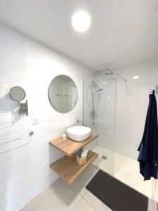 bagno con lavandino e specchio di Marco´s Senator Suite a Costa Teguise