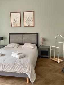 מיטה או מיטות בחדר ב-La Batelière, appartement mer avec patio privé