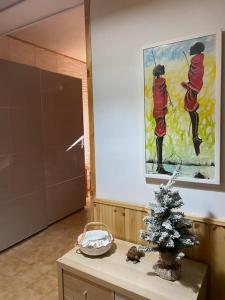 een kamer met een tafel met een kerstboom erop bij Roccaraso via Roma 13, TABÌA 22. in Roccaraso