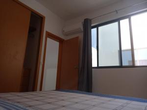 Giường trong phòng chung tại Modern Apartment in a new Building in Praia