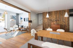 een woonkamer met een tafel en stoelen bij Chalet am Breitenberg Appartement CB 04 in Pfronten