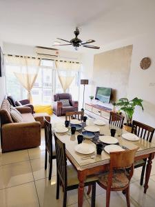 - un salon avec une table et des chaises en bois dans l'établissement Putrajaya Dwiputra 6 Plus 1 PAX Blissful Suite, à Putrajaya