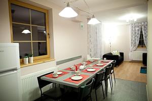 einen Tisch im Wohnzimmer mit Tisch und Stühlen in der Unterkunft Domki pod Tatrami in Zakopane