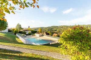 Bazén v ubytování SARLAT, Apptmt T3 résidence CLIM PISCINE PARKING nebo v jeho okolí
