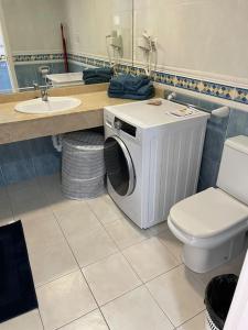 bagno con lavatrice e servizi igienici di Casa Angela a Corralejo