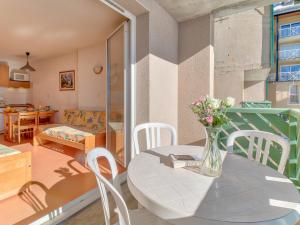 comedor y sala de estar con mesa y sillas en Vacancéole - Les Balcons du Soleil, en Germ