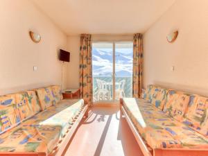 sala de estar con sofá y ventana en Vacancéole - Les Balcons du Soleil, en Germ