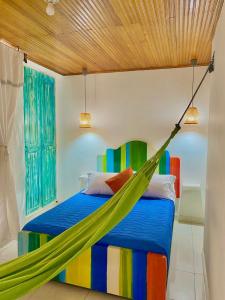 uma cama com rede de descanso num quarto em Hotel Casa La Pilonera em Valledupar
