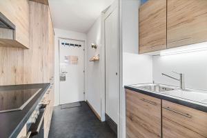 Kuchyň nebo kuchyňský kout v ubytování Chaleureux studio à Anzère, accessible à ski, proche de tout + 8 fotografií