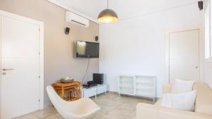 ein Wohnzimmer mit Sofa und Fernseher in der Unterkunft María Carmona - Casa Daniela 2 Níjar by Ruralidays in Níjar