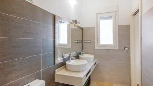 ein Badezimmer mit zwei Waschbecken und zwei Spiegeln in der Unterkunft María Carmona - Casa Daniela 2 Níjar by Ruralidays in Níjar + 9 Fotos