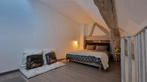 1 dormitorio con 1 cama y 1 litera en Domaine Le Puits du Moulin, en Comberjon