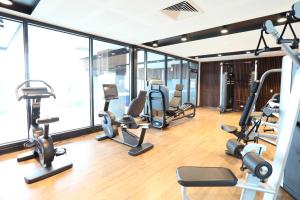Fitness centrum a/nebo fitness zařízení v ubytování CBD Stunning High Floor View - FREE Parking FREE Netflix FREE Gym FREE Pool FREE Sauna FREE Coffee