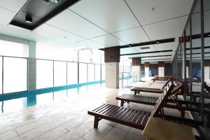 Bazén v ubytování CBD Stunning High Floor View - FREE Parking FREE Netflix FREE Gym FREE Pool FREE Sauna FREE Coffee nebo v jeho okolí