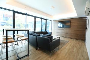 Posezení v ubytování CBD Stunning High Floor View - FREE Parking FREE Netflix FREE Gym FREE Pool FREE Sauna FREE Coffee