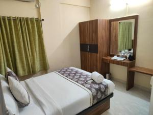 Dormitorio pequeño con cama y espejo en Golden Chariot 1BHK Flat-Manyata Tech Park, en Bangalore