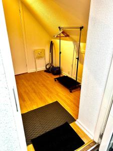 an empty room with a gym with a treadmill at Cozy one bedroom apartment near the sea in Tisvildeleje
