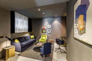 A seating area at Room Mate Gerard