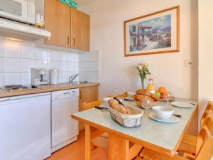 Kuchyňa alebo kuchynka v ubytovaní Vacancéole - Les Balcons du Soleil