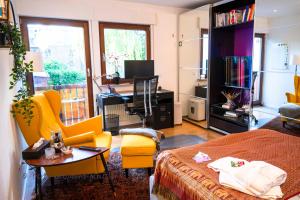 a bedroom with a bed and a desk and chairs at Berlin entspannt geniessen in Berlin