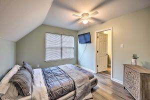 1 dormitorio con 1 cama y ventilador de techo en Tranquil Lake Hamilton Retreat with Boat Dock!, en Hot Springs